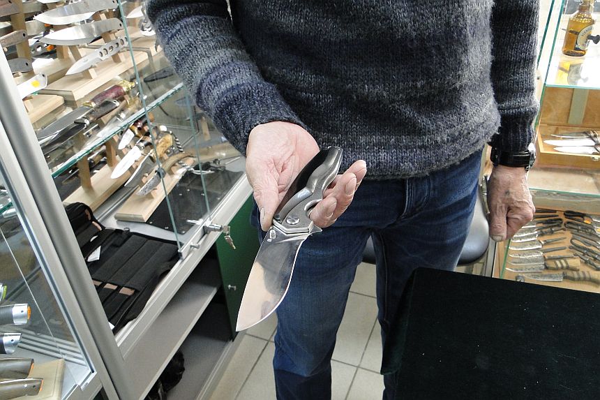 Александр Чебурков представляет новый нож в магазине Русские Ножи