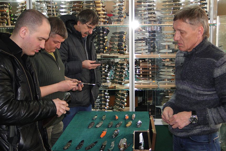 Чебурков А.И. на персональной выставке - продажа ножей Мастерской Чебуркова в магазине Русские Ножи